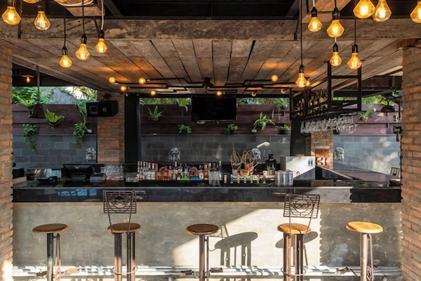 5 bares o lounges, 2 bares junto a la alberca, bar en la alberca