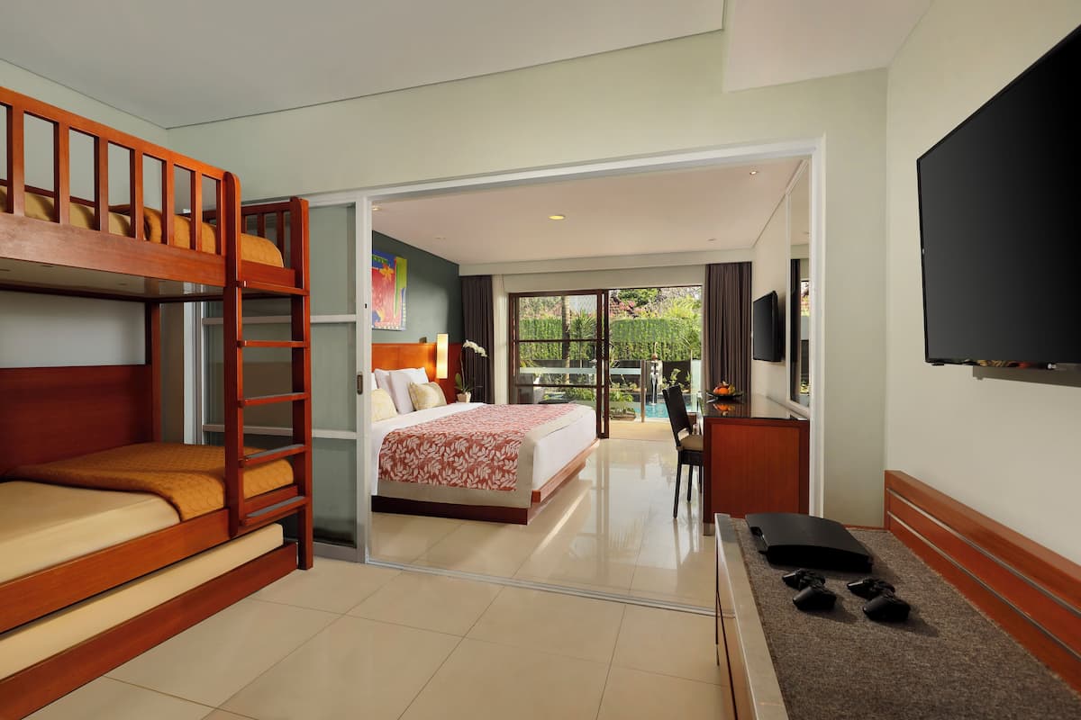 Hotelkamer met een stapelbed, een eenpersoonsbed, een bureau met een flatscreen televisie en uitzicht op het omliggende landschap.
