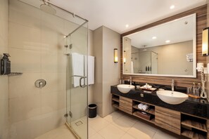 Family Studio (1 King Bed and 1 Trundle Bed and 1 Bunk Bed) | Salle de bain | Douche, douche cascade, articles de toilette (gratuits)