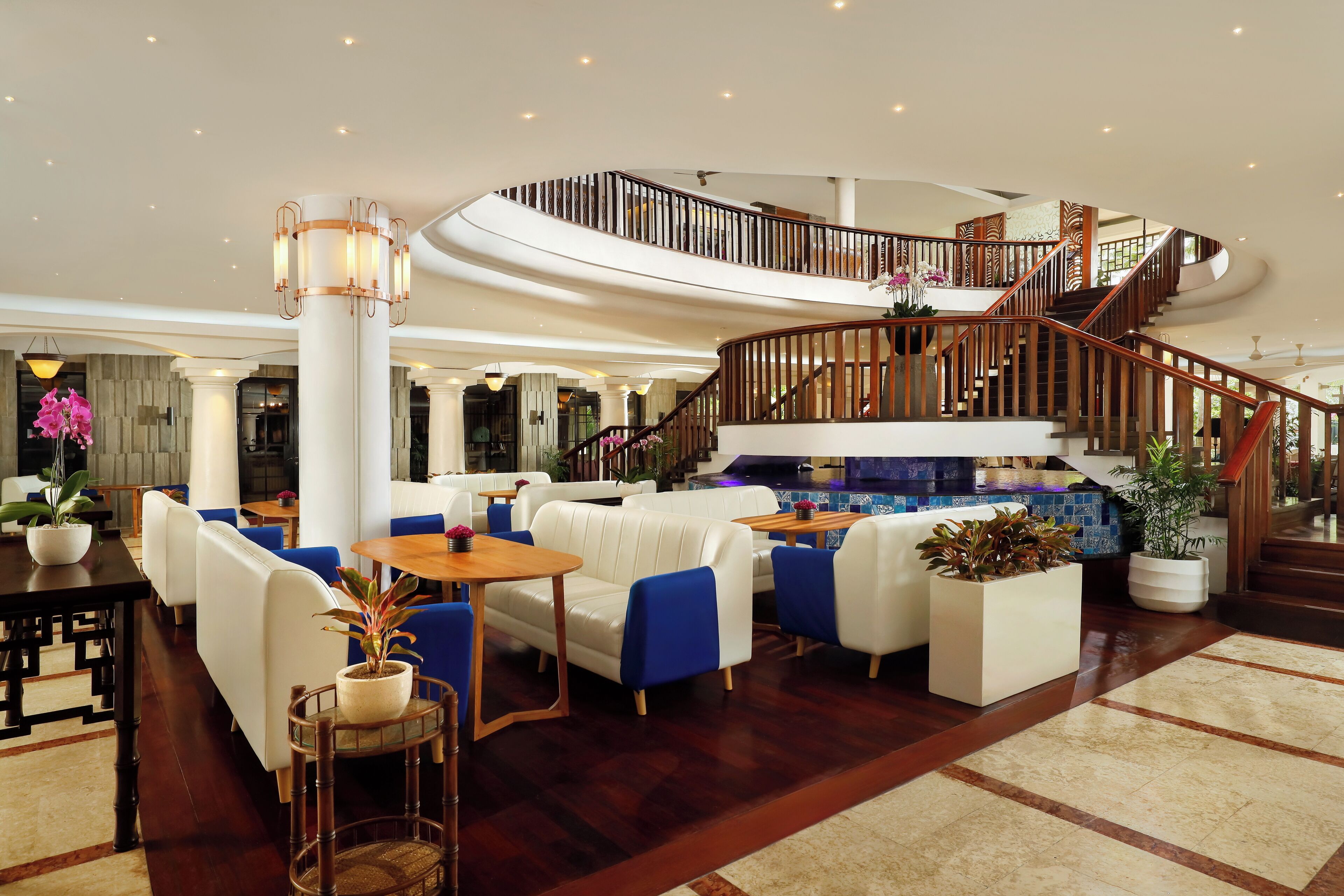 6 restaurants, breakfast, lunch, dinner served; fusion cuisine