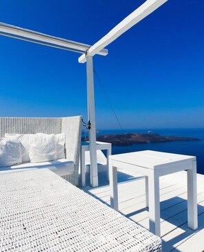 A white outdoor seating area with a view of the sea and a distant island. - Centro di Soggiorno Il Belvedere (Vieste)