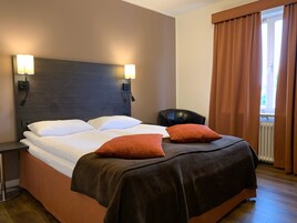 Escritorio, wifi gratis y ropa de cama 