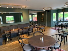 Se sirven desayunos, almuerzos y cenas; cocina local