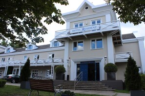 Vista frontal de la propiedad