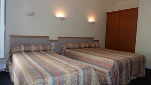 Triple Room | Individually furnished, free WiFi, bed sheets - Hotel Des Vosges (Paris)
