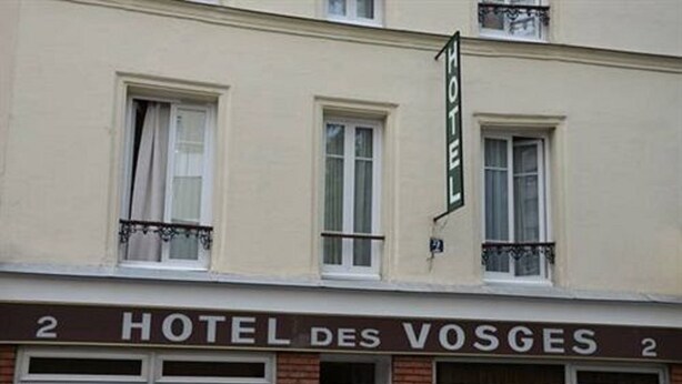 A building with a sign that reads "HOTEL DES VOSGES." - Hotel Des Vosges (Paris)