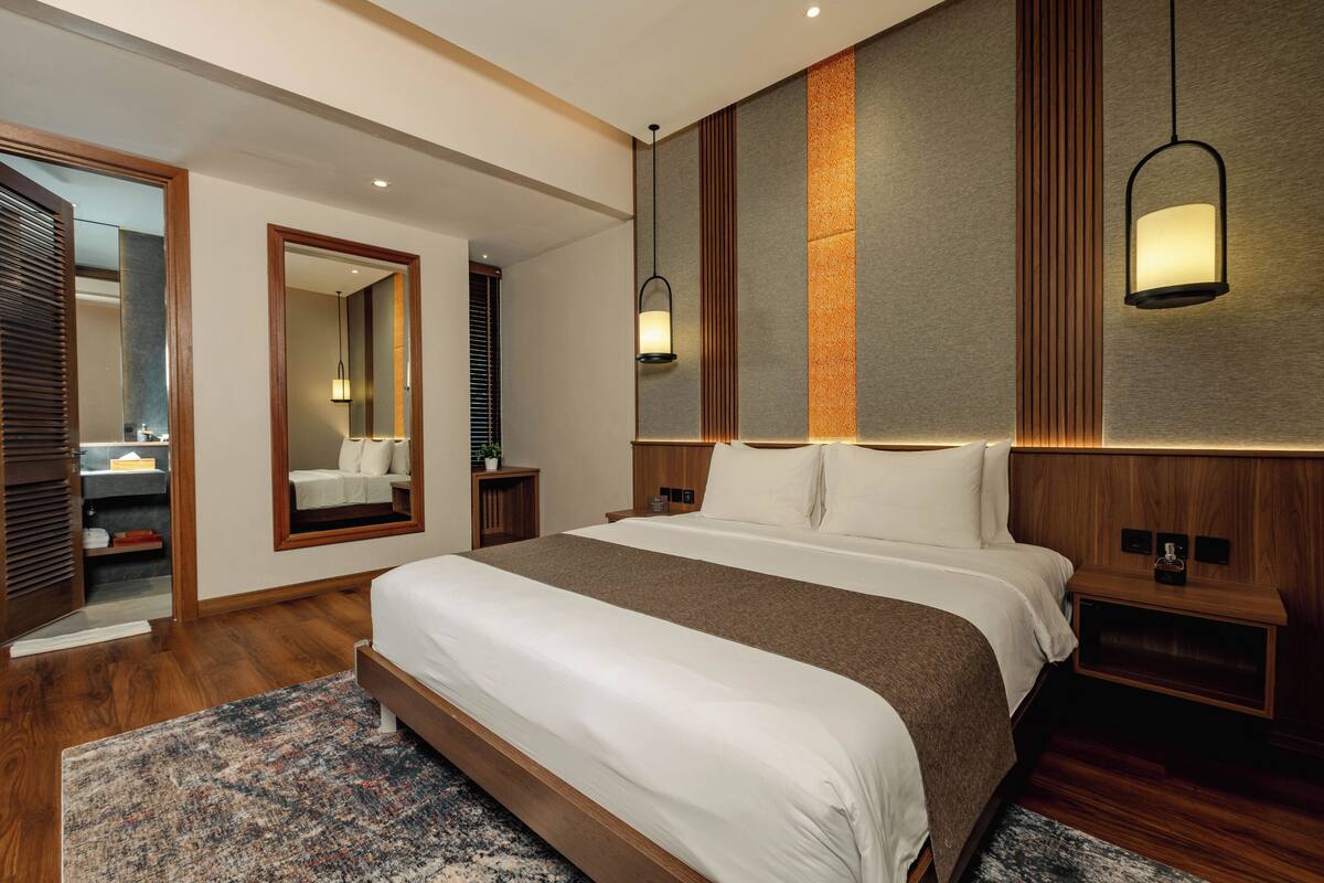5 Bedrooms Kalyana Residence | Seprai premium, brankas, meja kerja, dan ruang kerja ramah laptop