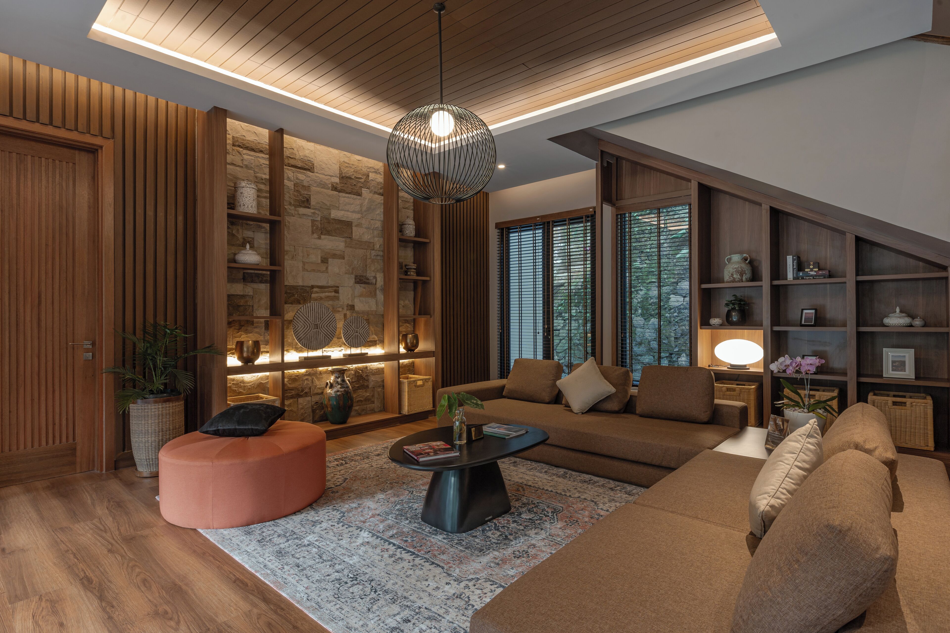 5 Bedrooms Ingrida Residence | Oleskelualue | 65–tuumainen äly-TV, jossa digitaalikanavat