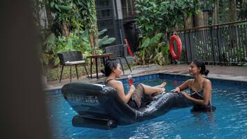 3 outdoor pools, pool loungers