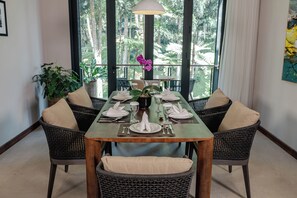 5 Bedrooms Kalyana Residence | Área de estar | Smart TV 65 polegadas com canais digitais