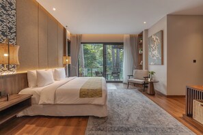 Ropa de cama de alta calidad y caja de seguridad en la habitación 