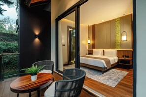 5 Bedrooms Kalyana Residence | Ylelliset vuodevaatteet, tallelokero huoneessa