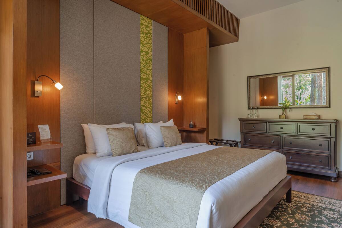 5 Bedrooms Anandita Residence | Seprai premium, brankas, meja kerja, dan ruang kerja ramah laptop