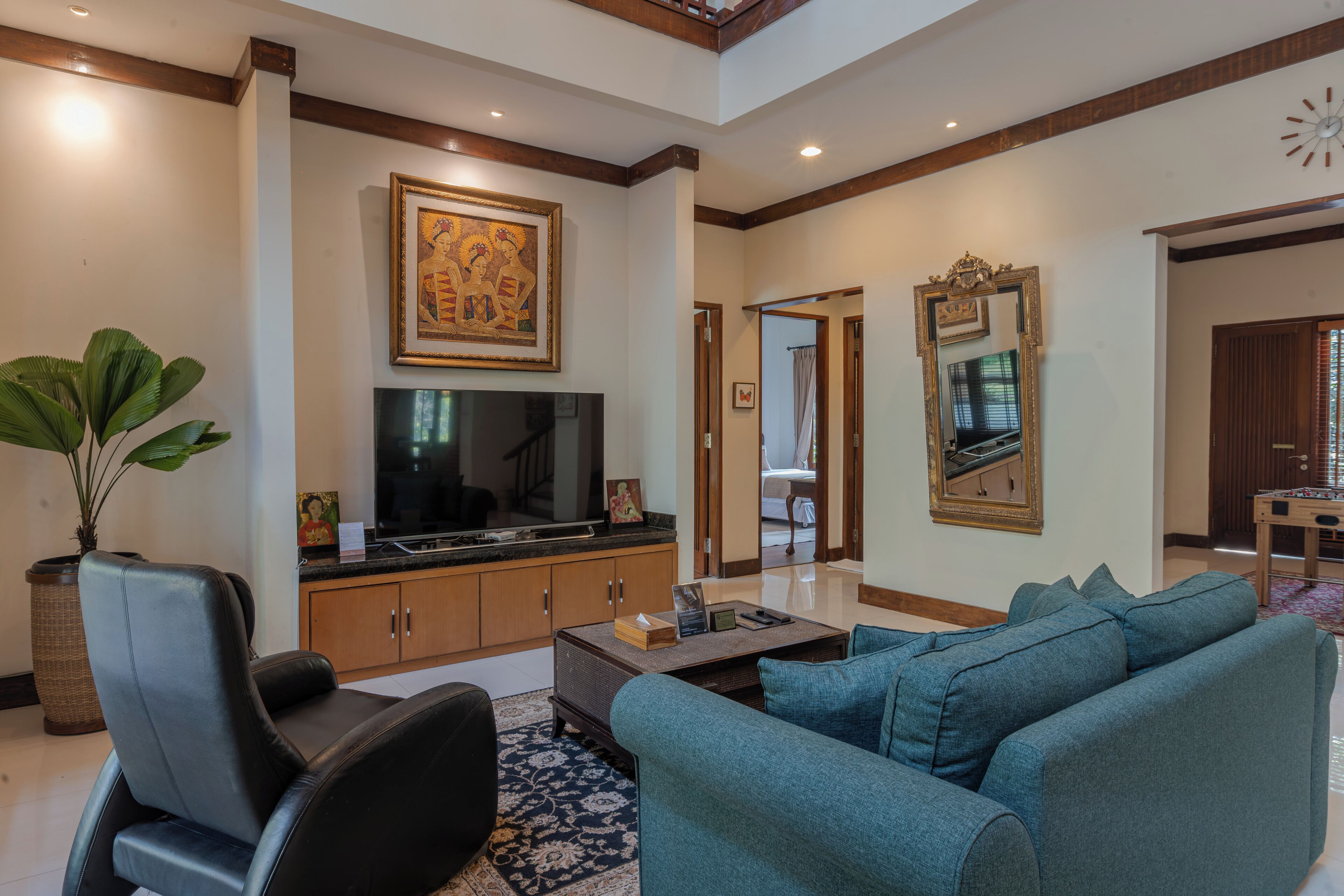 5 Bedrooms Anandita Residence | บริเวณนั่งเล่น | สมาร์ททีวี 65 นิ้ว พร้อมช่องดิจิตอล