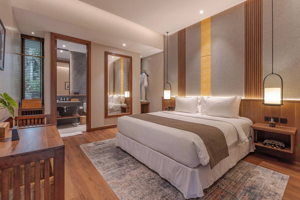 5 Bedrooms Ingrida Residence | Seprai premium, brankas, meja kerja, dan ruang kerja ramah laptop