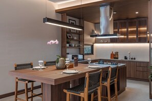 5 Bedrooms Ingrida Residence | Eget kök | Kylskåp, mikrovågsugn, spishäll och riskokare