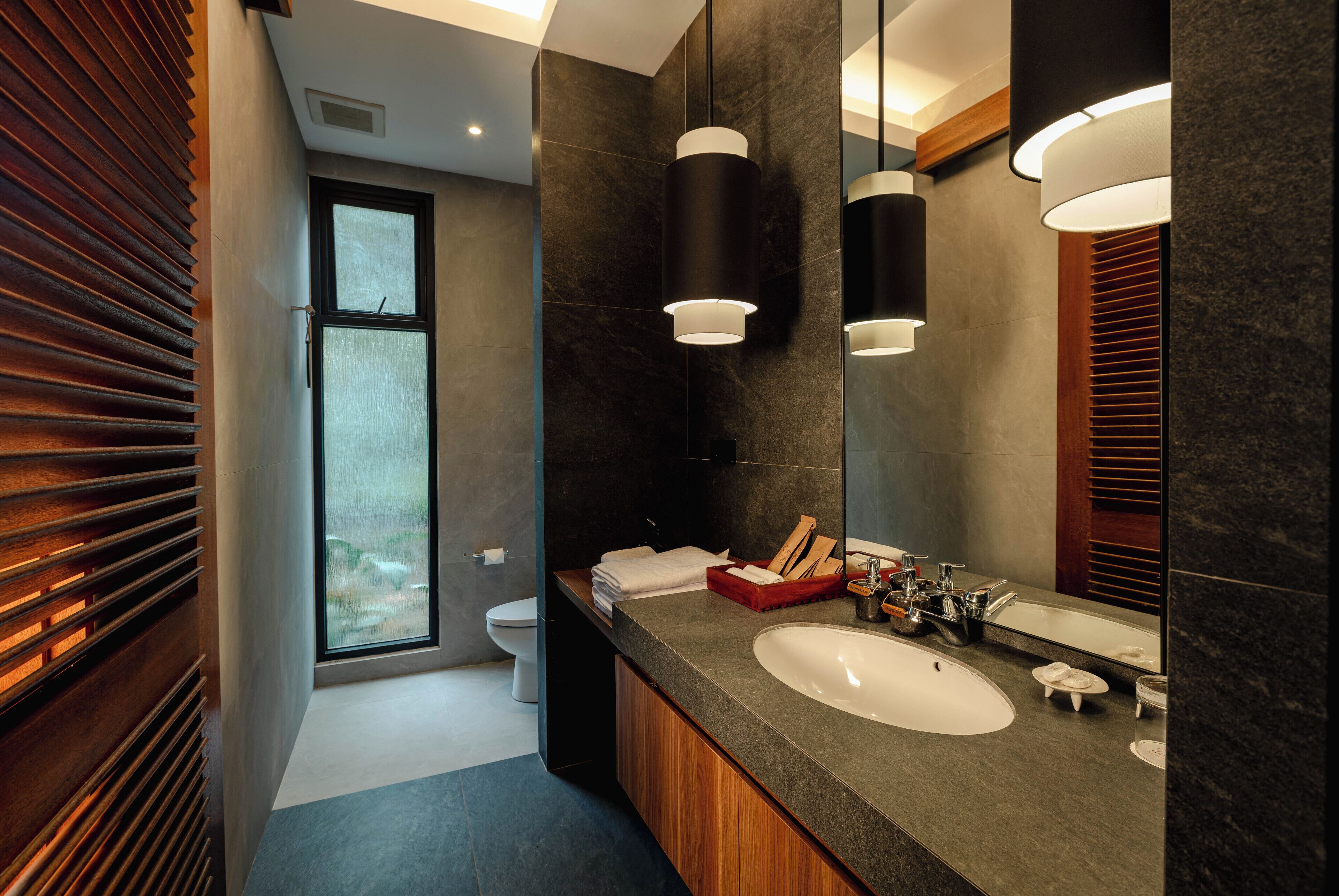 5 Bedrooms Kalyana Residence | Kamar mandi | Shower, pancuran hujan, perlengkapan mandi gratis, dan pengering rambut