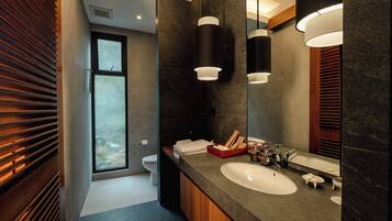 5 Bedrooms Kalyana Residence | Kamar mandi | Shower, pancuran hujan, perlengkapan mandi gratis, dan pengering rambut
