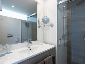 Een douche, een haardroger, handdoeken