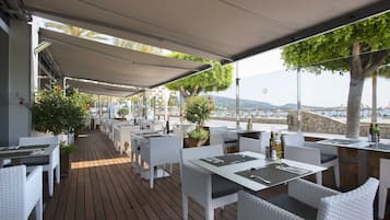 Serveert ontbijt, diner, internationale gerechten, strandzicht