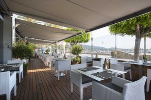 Se sirven desayunos y cocina internacional (con vistas a la playa) 