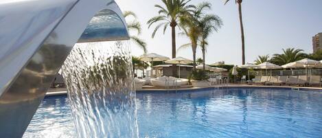 Piscine extérieure, chaises longues