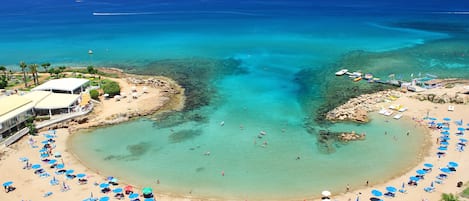 Sulla spiaggia, un bar sulla spiaggia