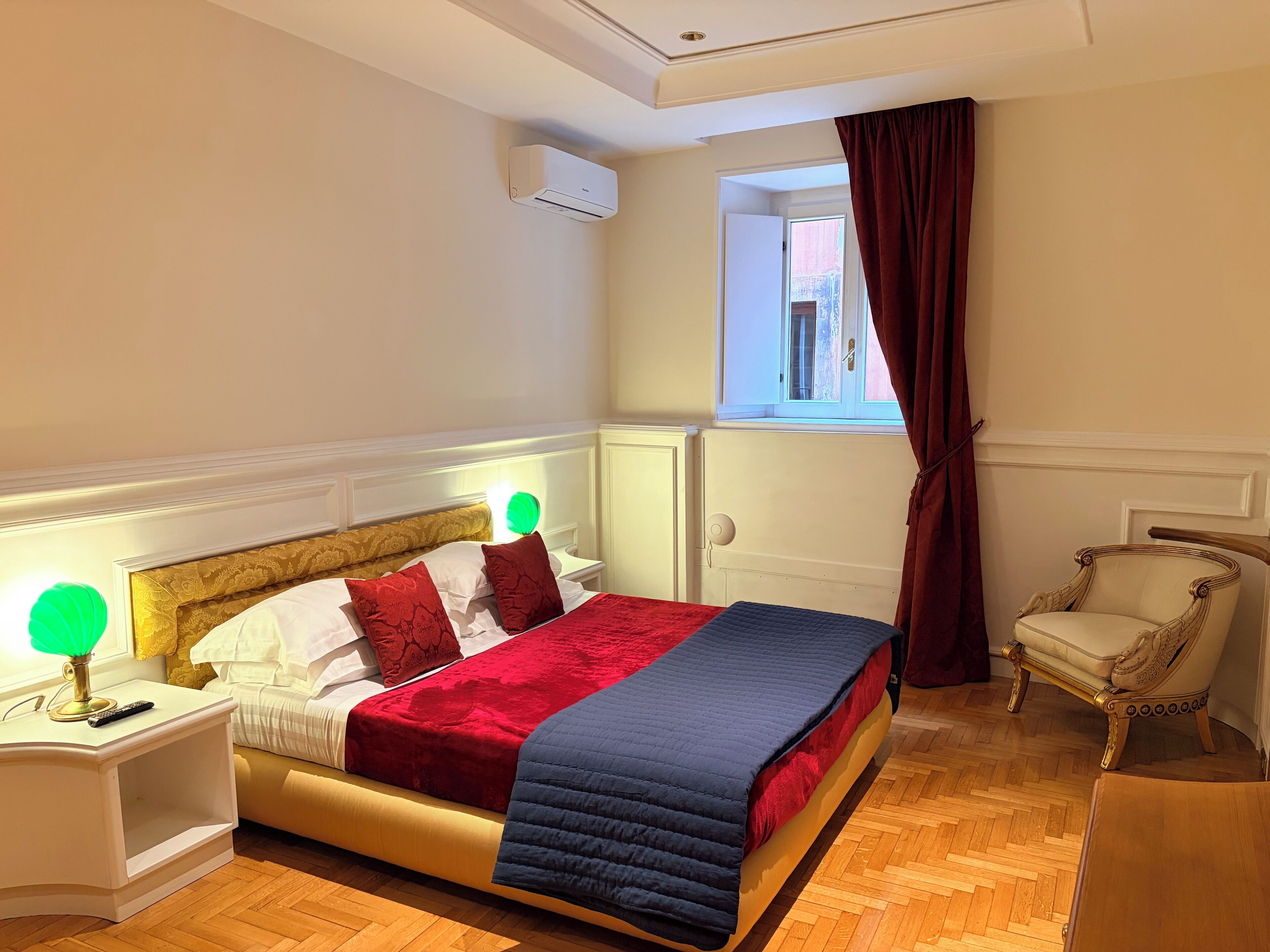 Premium bedding, in-room safe, individually decorated