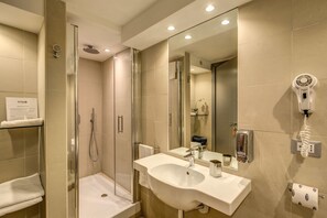 Appartement, 2 chambres | Salle de bain | Douche, douche cascade, séchoir à cheveux, bidet