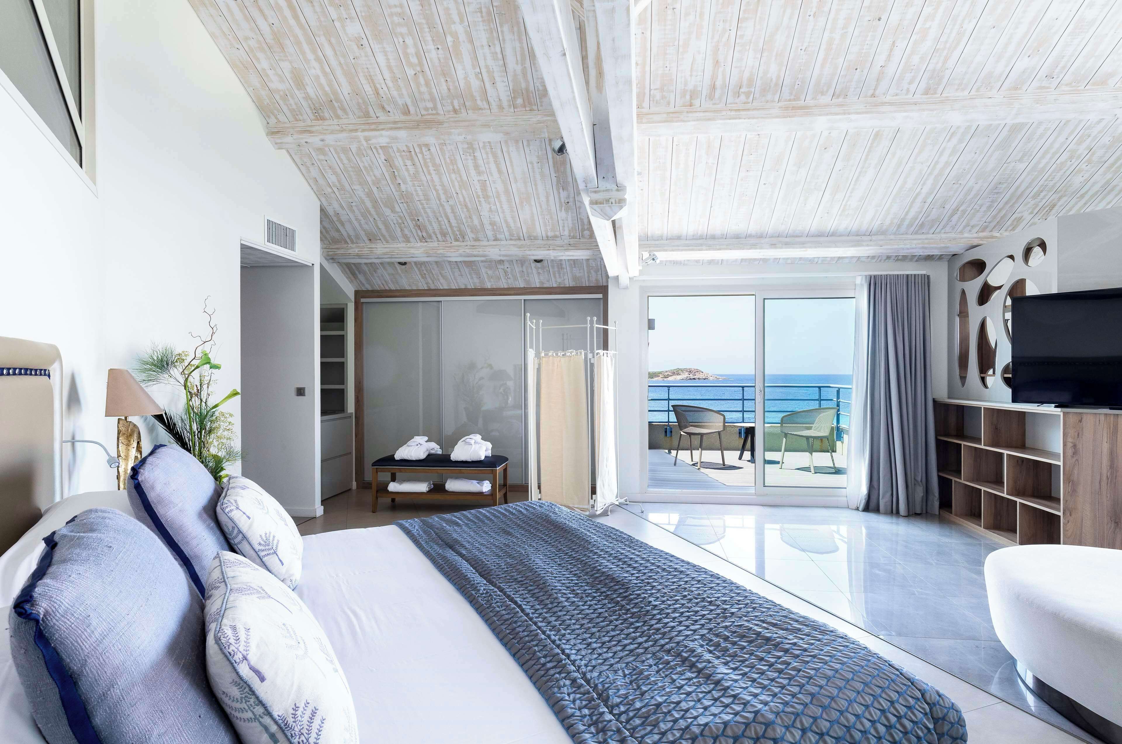 Exclusieve kamer, 1 kingsize bed, terras (Larger Room) | Luxe beddengoed, een minibar, een kluis op de kamer, een bureau