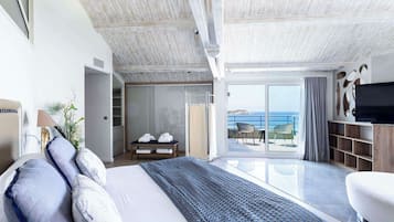 Exclusieve kamer, 1 kingsize bed, terras (Larger Room) | Luxe beddengoed, een minibar, een kluis op de kamer, een bureau