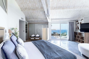 Exclusive-Zimmer, 1 King-Bett, Terrasse (Larger Room) | Hochwertige Bettwaren, Minibar, Zimmersafe, Schreibtisch