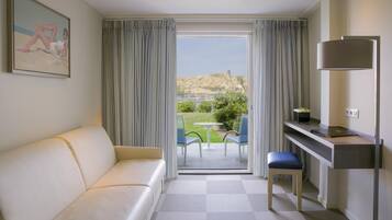 ํจ๋ฐ๋ฆฌ๋ฃธ, ํน์ฌ์ด์ฆ์นจ๋ 1๊ฐ, ํ
๋ผ์ค, ๋ฐ๋ค ์ ๋ง (with Sofabed) | ๊ฐ์ค์์ ๋ณด์ด๋ ์ ๋ง