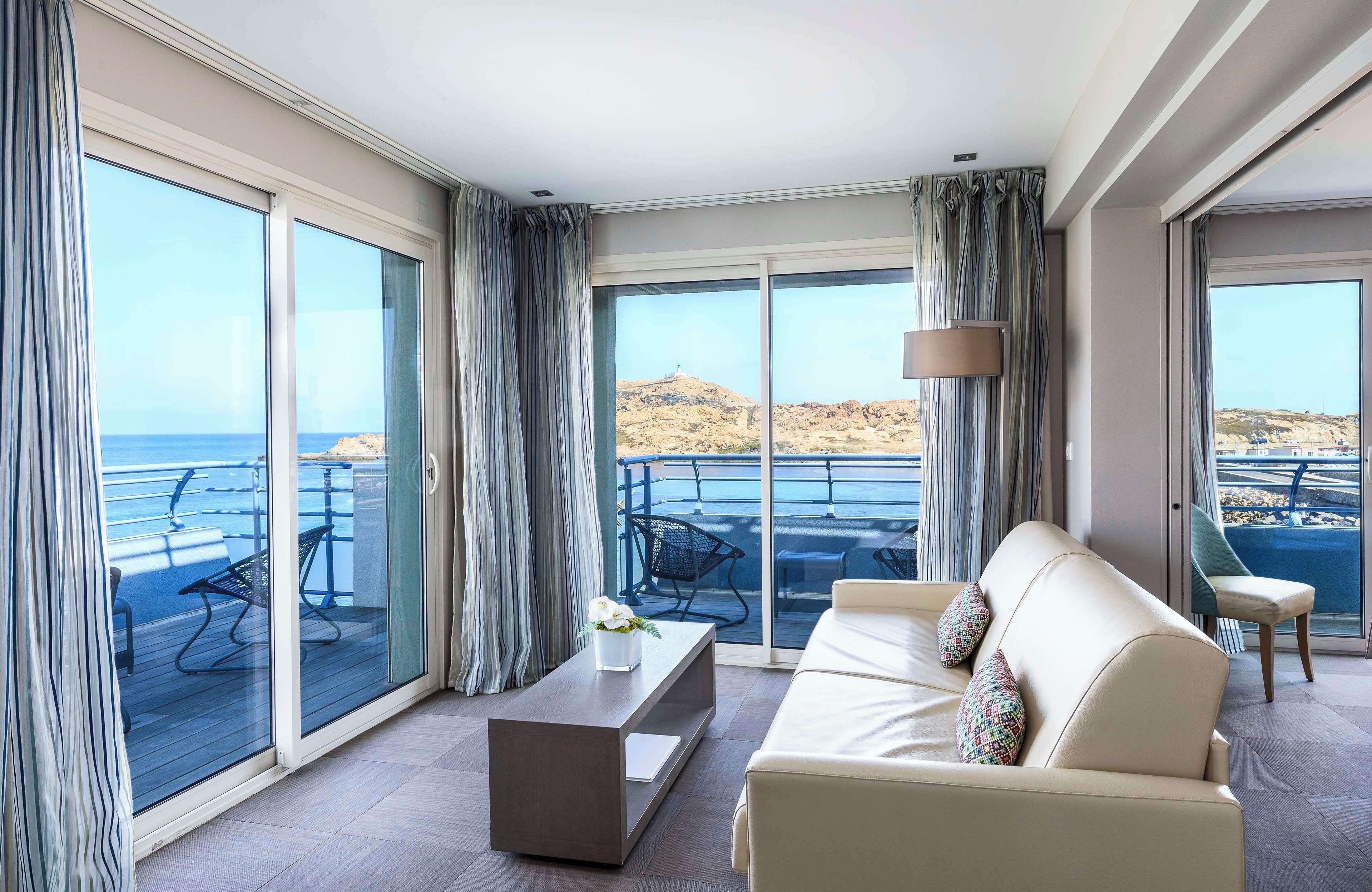 Suite Junior, 1 letto king, balcone, vista mare (with Sofabed) | Biancheria da letto di alta qualità, minibar, una cassaforte in camera