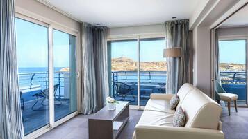 Suite Junior, 1 letto king, balcone, vista mare (with Sofabed) | Biancheria da letto di alta qualità, minibar, una cassaforte in camera