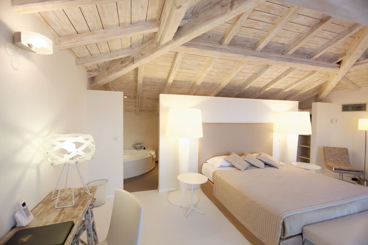 deluxe room, 1 king bed, terrace | premium bedding, minibar, in-room safe, desk