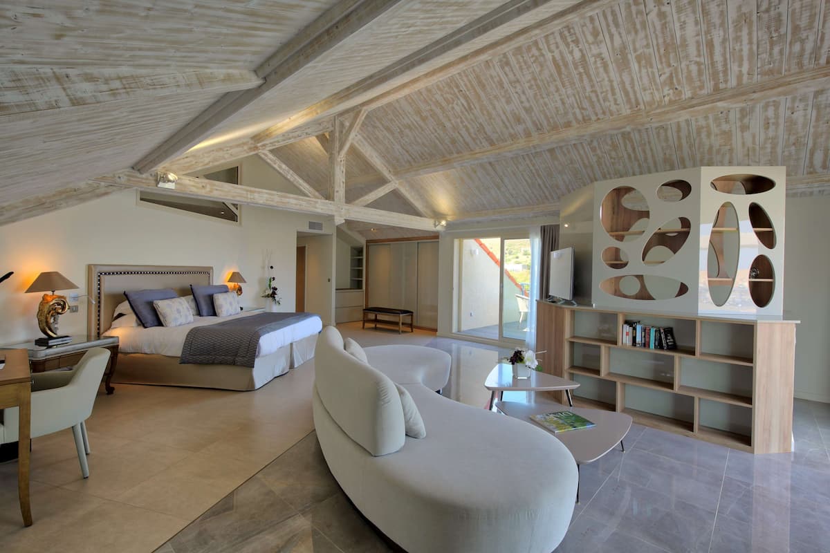 exclusive room, 1 king bed, terrace (larger room) | premium bedding, minibar, in-room safe, desk