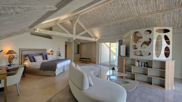 Habitación exclusiva, 1 cama de matrimonio grande, terraza (Larger Room) | Ropa de cama de alta calidad, minibar, caja fuerte y escritorio
