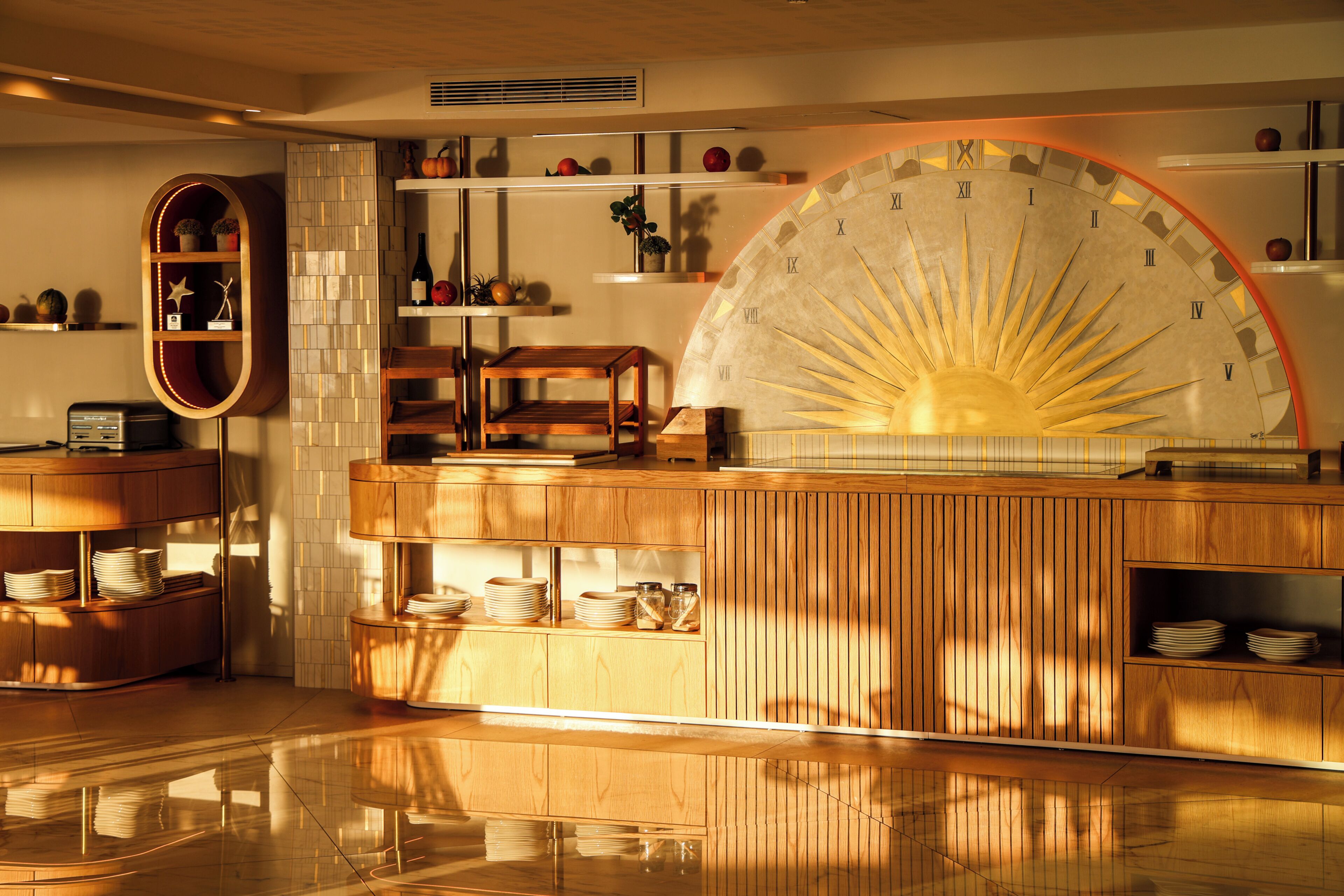 Cocina moderna con armarios de madera, un gran solario y un salpicadero azulejado.