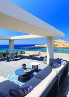 独特客房, 1 张特大床, 露台 (Larger Room) | 阳台