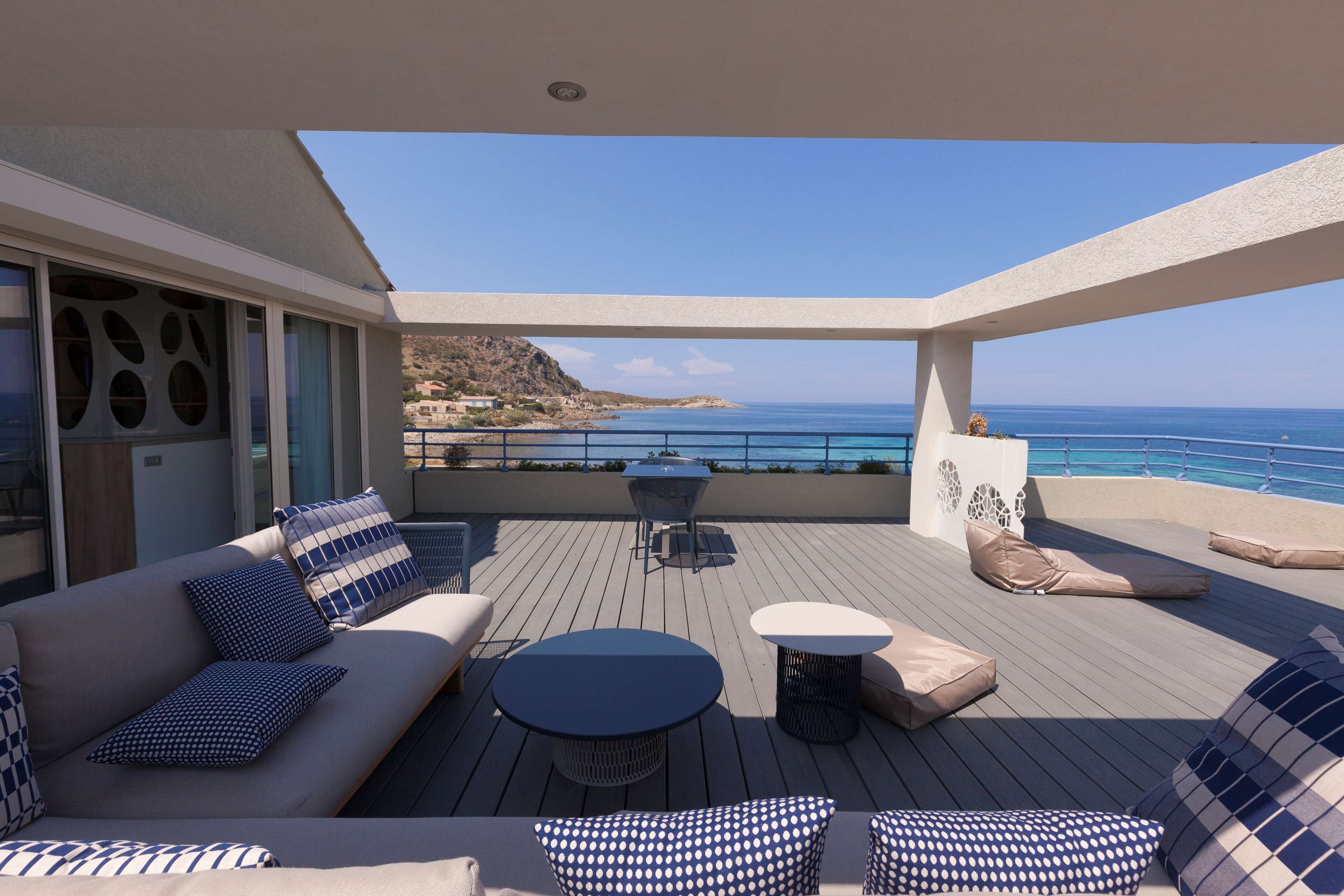 Chambre Exclusive, 1 très grand lit, terrasse (Larger Room) | Literie de qualité supérieure, minibar, coffres-forts dans les chambres