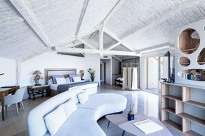 Chambre Exclusive, 1 très grand lit, terrasse (Larger Room) | Literie de qualité supérieure, minibar, coffres-forts dans les chambres