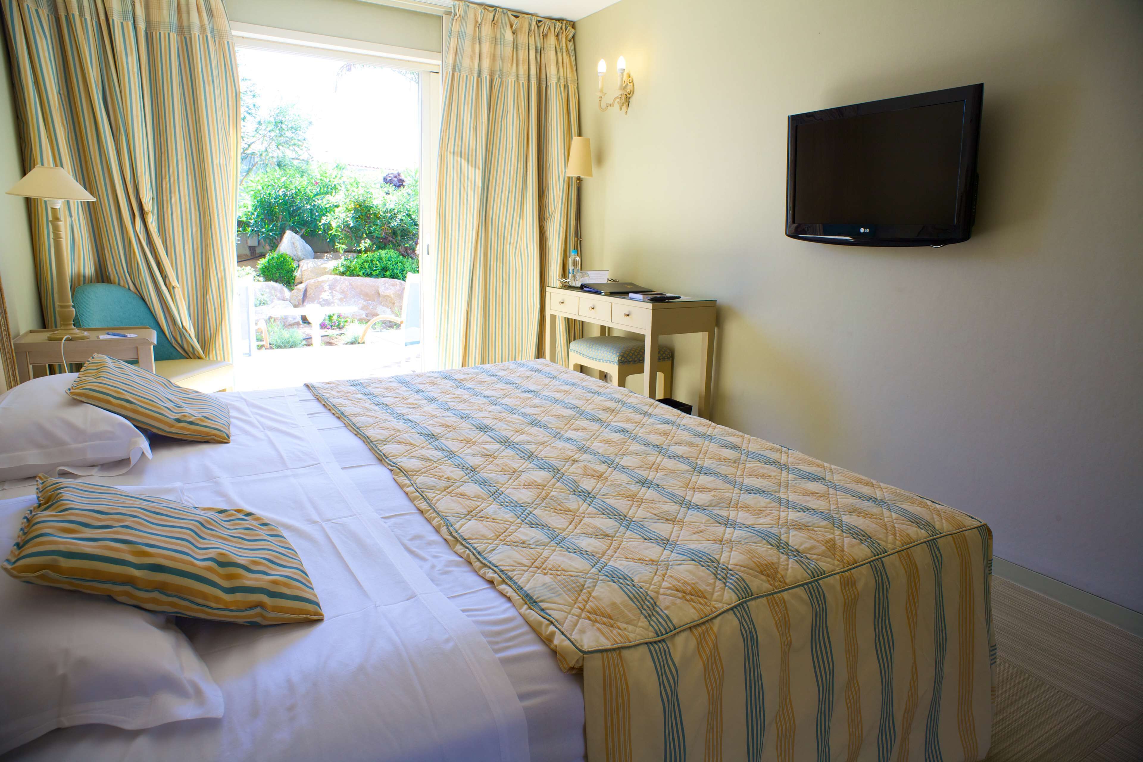 Standard-huone, 1 keskisuuri parisänky, pohjakerroksessa (Twin bed on request) | Ylelliset vuodevaatteet, minibaari, tallelokero huoneessa, työpöytä