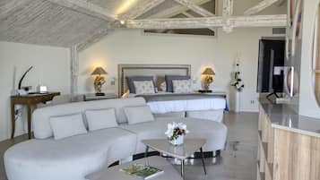 Habitación exclusiva, 1 cama de matrimonio grande, terraza (Larger Room) | Ropa de cama de alta calidad, minibar, caja fuerte y escritorio