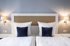 Desk, soundproofing, free WiFi, bed sheets