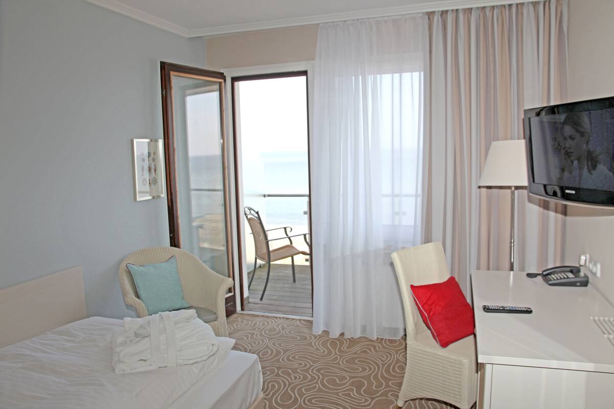 standard single room, country view | desk, soundproofing, free wifi, bed sheets