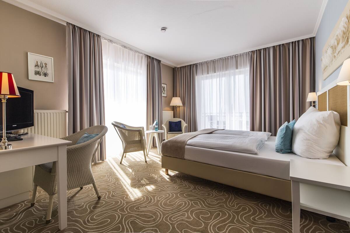 standard double room, partial sea view | desk, soundproofing, free wifi, bed sheets