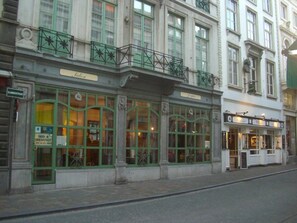 A building with green-framed windows and a sign that reads "Jalon." - B&B Verdi (Bruges)