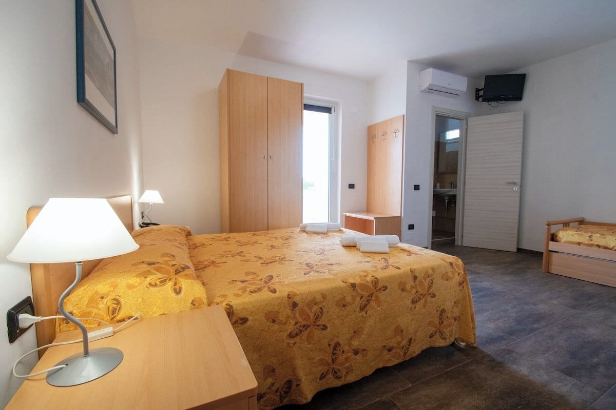 Minibar, cots/infant beds, bed sheets