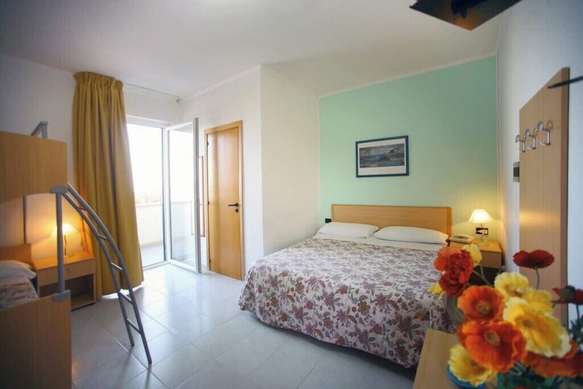 Minibar, cots/infant beds, bed sheets